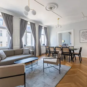 heart-of-cph-172sqm-next-to-dk-parliament-luxury.copenhagenhotelselect.com/